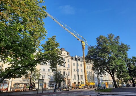 Mobilny żuraw wieżowy SPIERINGS na Krakowskim Przedmieściu