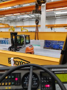 prace wewnątrz hali