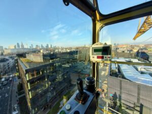 Prace dźwigiem na Powiślu