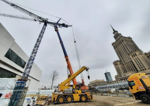 Usługi dźwigowe dla Muzeum Sztuki Nowoczesnej na pl. Defilad